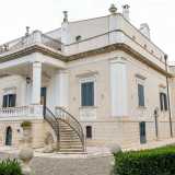 Si innalza su tre livelli (tavernetta, piano terra e sottotetto), scanditi da altrettanti e differenti paramenti murari: bugnato, pietra liscia e muro intonacato. L�eclettico stile combina la simmetria neoclassica tripartita del prospetto, con colonne e doppie lesene angolari...